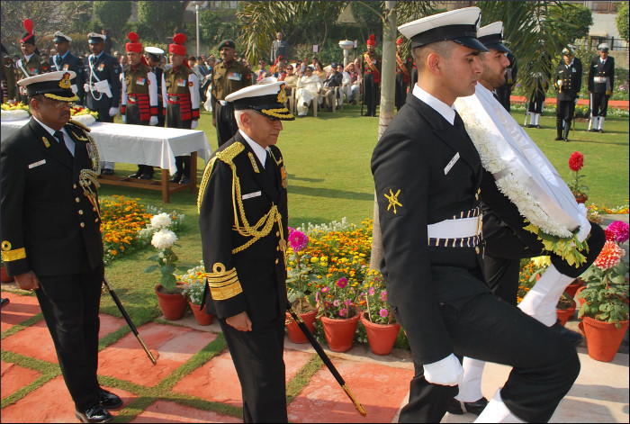 Admiral Sunil Lanba, PVSM, AVSM, ADC, Pays Homage to Martyrs at Noida Shaheed Smarak, Noida