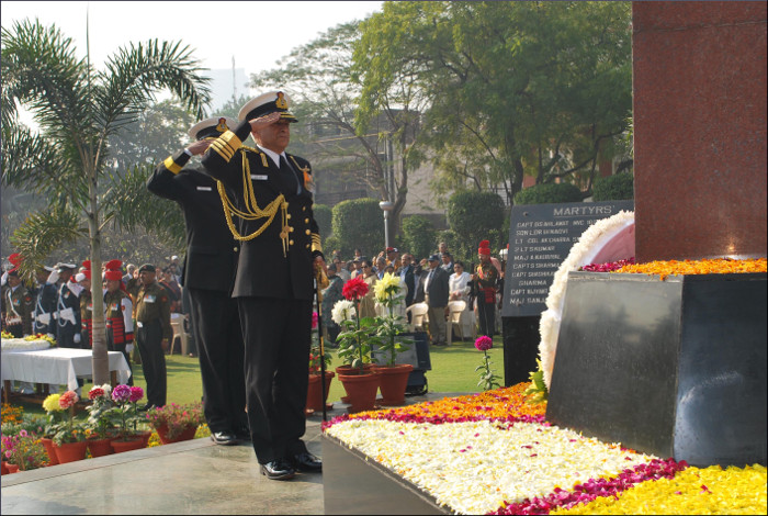 Admiral Sunil Lanba, PVSM, AVSM, ADC, Pays Homage to Martyrs at Noida Shaheed Smarak, Noida