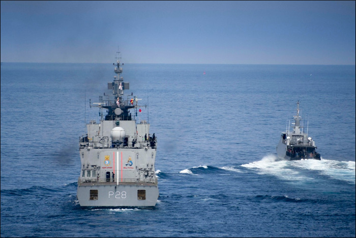 इंडोनेशिया नौसेना के साथ भारतीय नौसेना के पोतों शक्ति और कामोत्ता का मार्ग अभ्यास