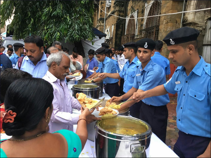 मुंबई में भारी बारिश के दौरान भारतीय नौसेना की ओर से विस्तृत सहायता