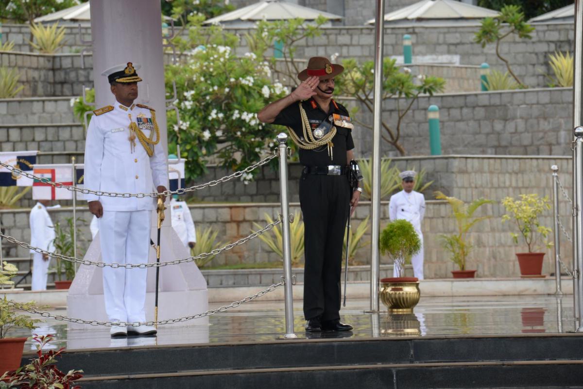 भारतीय नौसेना अकादमी, एझिमाला में पासिंग आउट परेड आयोजित