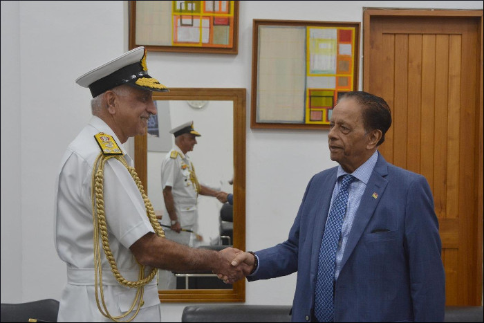 फ्लैग ऑफिसर कमांडिंग-इन-चीफ, पश्चिमी नौसेना कमान की मॉरिशस के प्रधानमंत्री से मुलाकात
