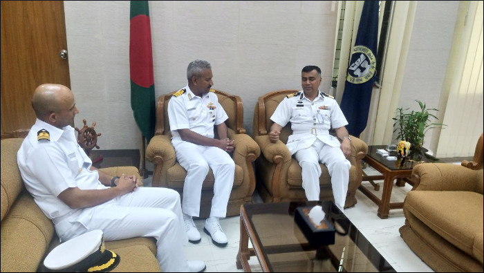 भारतीय नौसेना के जहाज सतपुड़ा और कदमत्त ने चटगांव, बांग्लादेश का दौरा