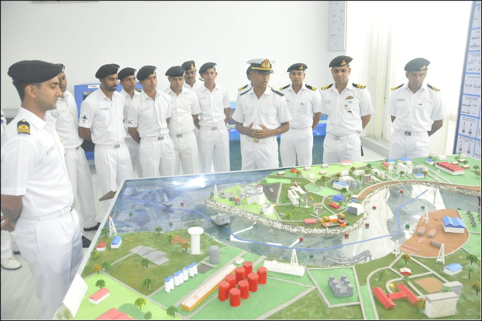 भारतीय नौसेना के जहाज सतपुड़ा और कदमत्त ने चटगांव, बांग्लादेश का दौरा