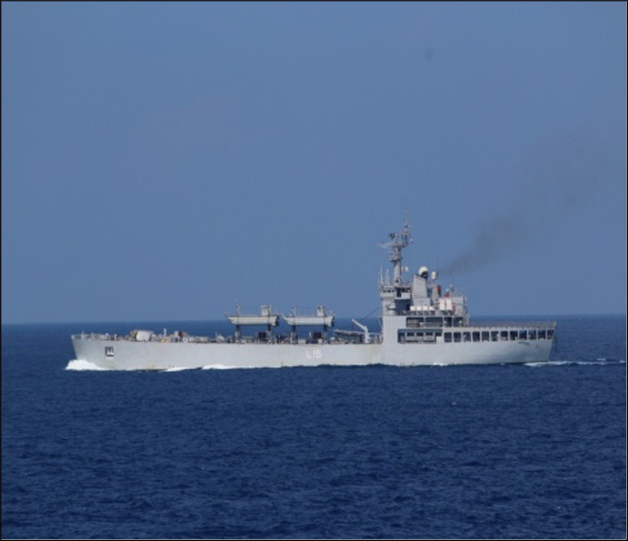 चक्रवात सहायता प्रदान करने के लिए तैनात नौसेना जहाजों