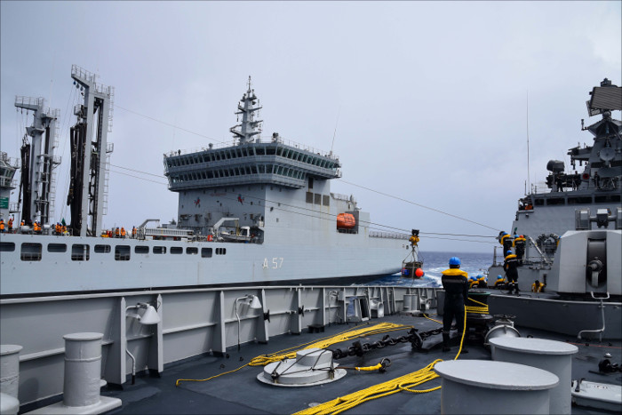 भारतीय नौसेना के जहाज ट्रैवर्स चैलेंजर दीप के माध्यम से गुआम, अमेरिका के लिए प्रवेश