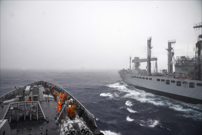 भारतीय नौसेना के जहाज ट्रैवर्स चैलेंजर दीप के माध्यम से गुआम, अमेरिका के लिए प्रवेश