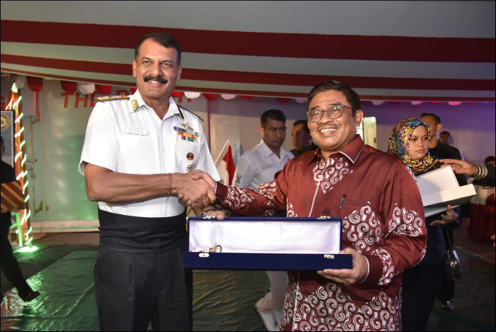 इंडोनेशिया नौसेना के साथ भारतीय नौसेना के पोतों शक्ति और कामोत्ता का मार्ग अभ्यास