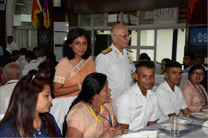 भारतीय नौसेना अकादमी में आयोजित विदाई भोज
