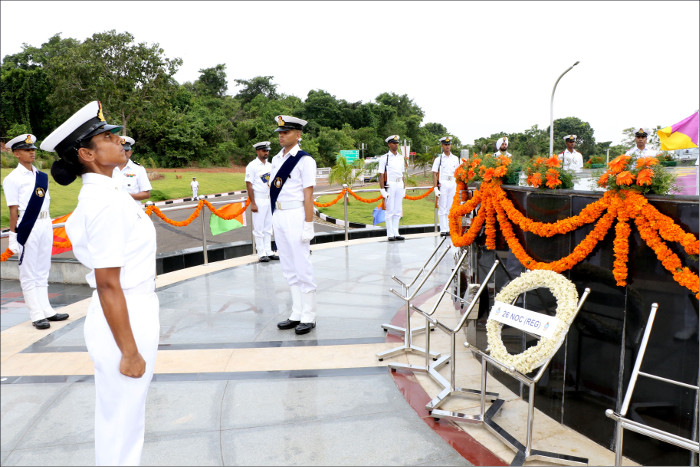 भारतीय नौसेना अकादमी, एझिमाला में पासिंग आउट गतिविधियों के हिस्से के रूप में माल्यार्पण समारोह का आयोजन