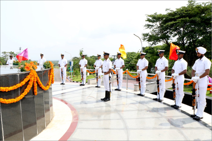 भारतीय नौसेना अकादमी, एझिमाला में पासिंग आउट गतिविधियों के हिस्से के रूप में माल्यार्पण समारोह का आयोजन