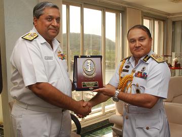 FOC in C (East) exchanges mementos with Bangladesh Navy Chief