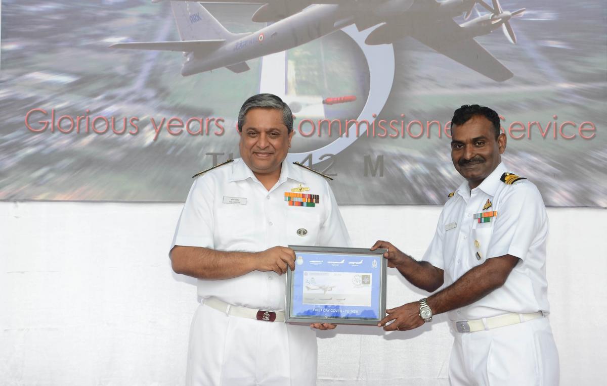 Commander Raju presents a memento to Vice Admiral Anil Chopra
