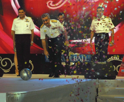Vice Admiral Satish Soni, Flag Officer Commanding in Chief Southern Naval Command inaugurating the Navy Ball by rolling the Navy Ball.