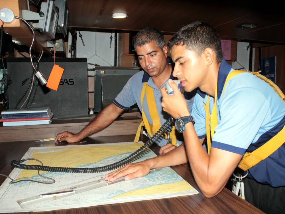 Sea Trainee making visual fixing report