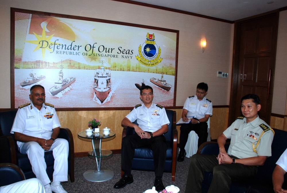 सिंगापुर नौसेना के फ्लीट कमांडर के साथ औपचारिक मुलाकात