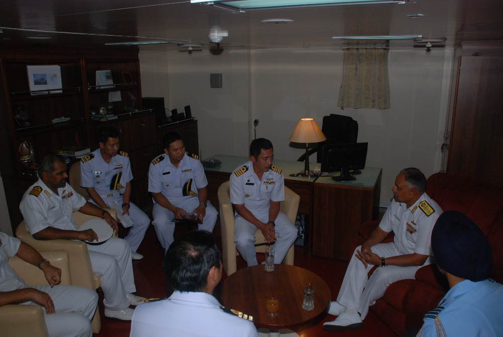 रॉयल थाईलैंड नौसेना कर्मियों के साथ विचार-विमर्श
