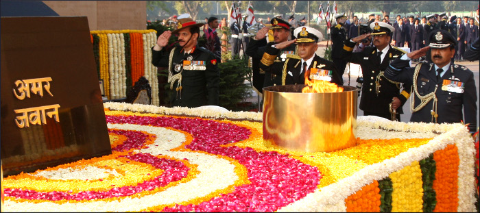 CNS pays homage at Amar Jawan Jyoti on Navy Day