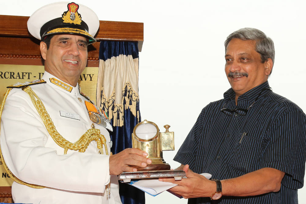 Admiral RK Dhowan, Chief of the Naval Staff presenting a memento to The Union Minister for Defence, Shri Manohar Parrikar at the Induction Ceremony of P8i Boeing aircraft Sqn at INS Rajali, Arakkonam on November 13, 2015