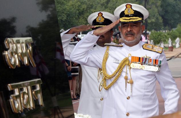 Admiral DK Joshi salutes the unknown Soldiers at Amar Jawan Jyoti