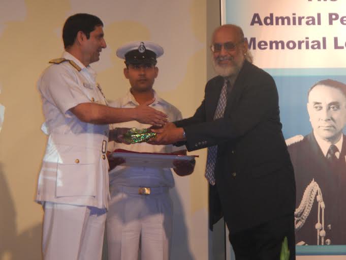 Admiral RK Dhowan, Chief of the Naval Staff felicitating other dignitaries