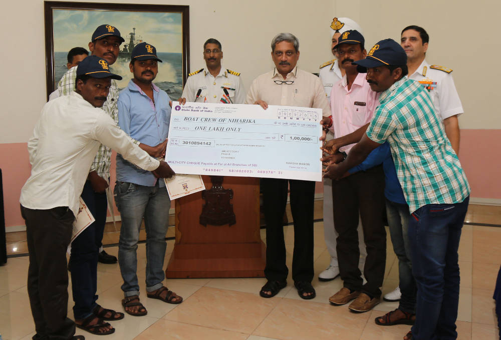 Shri Manohar Parrikar felicitated the fishermen who were instrumental in saving the unconscious pilot of Dornier (DO 240) aircraft which had crashed off Goa