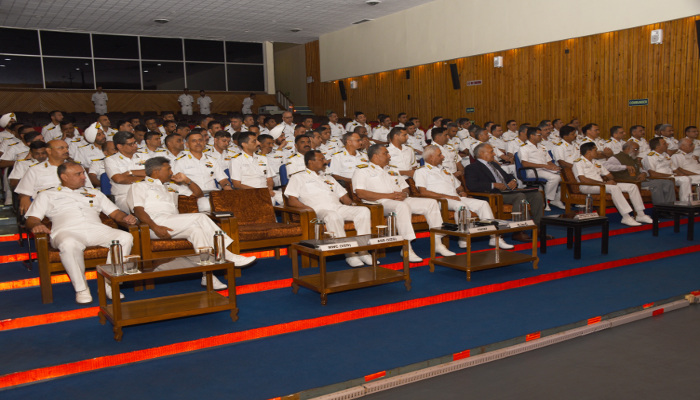 एडमिरल अरुण प्रकाश (सेवानिवृत्त), भूतपूर्व नौसेनाध्यक्ष ने पूर्वी नौसेना कमान के ध्वजाधिकारियों और कमान अधिकारियों के समक्ष भाषण दिया