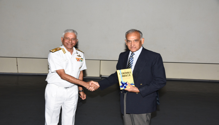 एडमिरल अरुण प्रकाश (सेवानिवृत्त), भूतपूर्व नौसेनाध्यक्ष ने पूर्वी नौसेना कमान के ध्वजाधिकारियों और कमान अधिकारियों के समक्ष भाषण दिया