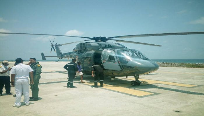 नौसेना के हेलिकॉप्टर द्वारा चिकित्सा आपात निकासी