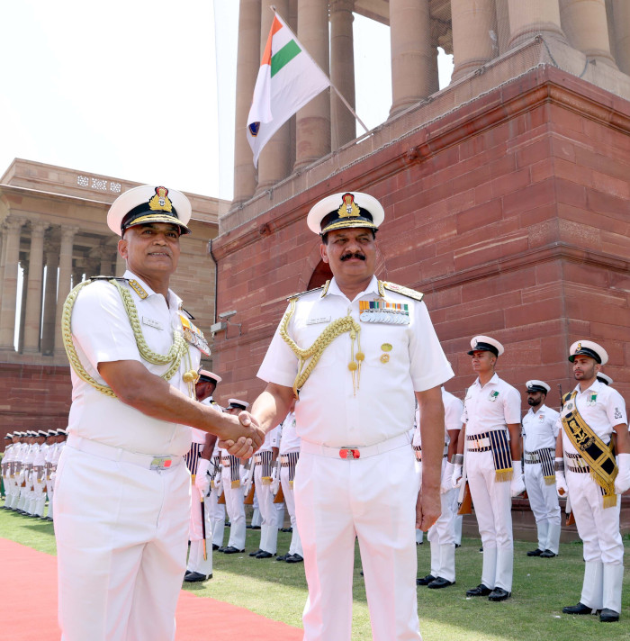 एडमिरल दिनेश के. त्रिपाठी पी.वी.एस.एम., ए.वी.एस.एम., एन.एम. ने भारतीय नौसेना के 26वें नौसेना स्टाफ के प्रमुख के रूप में कमान संभाली