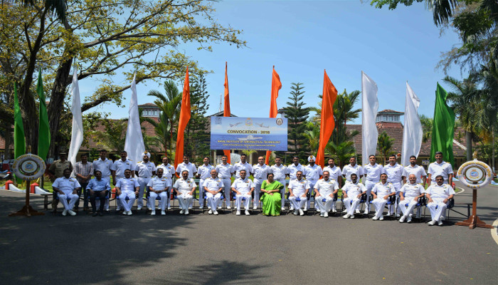 नौसेना बेस, कोच्चि में दीक्षांत समारोह का आयोजन