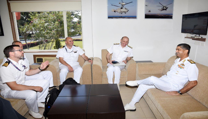 दक्षिणी नौसेना कमान में रॉयल नेवी प्रतिनिधिमंडल का दौरा
