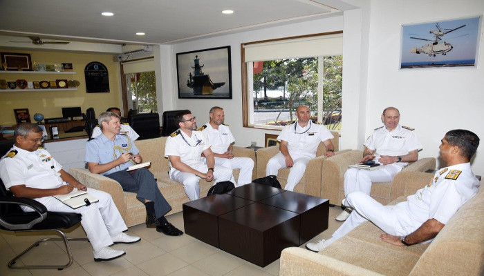 दक्षिणी नौसेना कमान में रॉयल नेवी प्रतिनिधिमंडल का दौरा