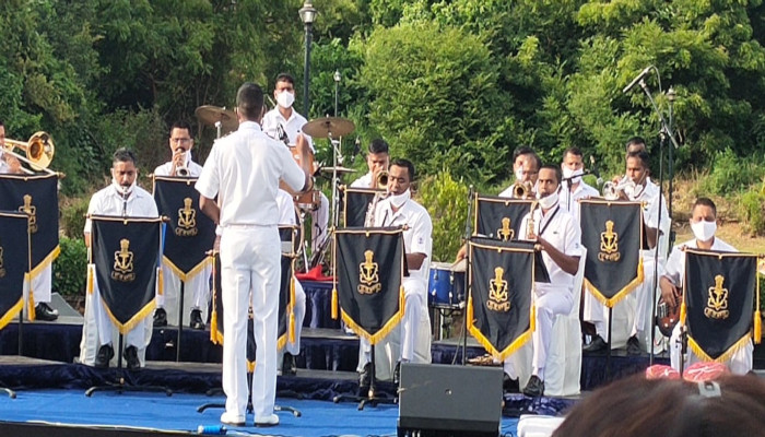 कोरोना योद्धाओं के लिए पूर्वी नौसेना कमान बैंड द्वारा लाइव प्रसारण