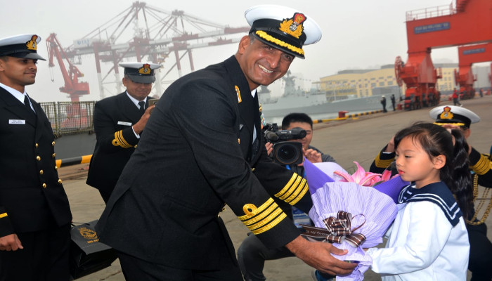 भारतीय नौसेना के पोत कोलकाता और शक्ति पीएलए (नौसेना) की 70वीं सालगिरह मनाने के लिए आईएफआर में भाग लेने हेतु किन्ग्दाओ, चीन में हैं
