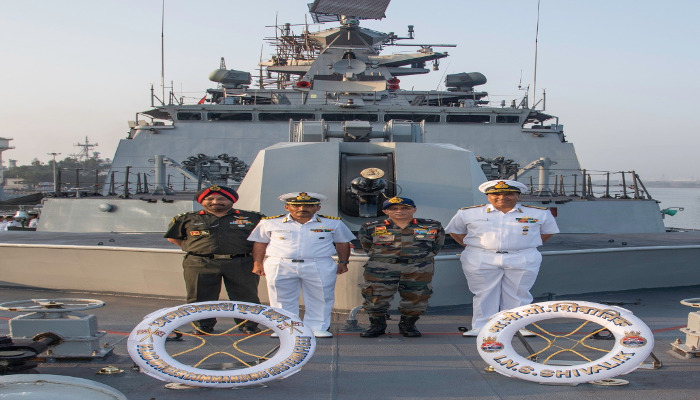 कमांडर-इन-चीफ अंडमान और निकोबार कमान का पूर्वी नौसेना कमान का दौरा