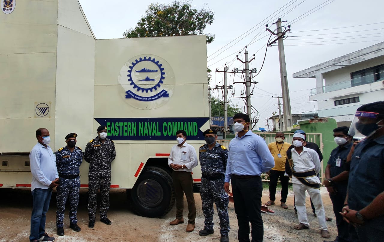 भारतीय नौसेना पलासा कोविड केयर सेंटर को 'ऑक्सीजन ऑन व्हील्स' प्रदान करती है