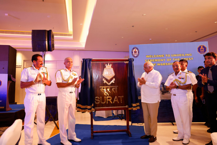 क्रेस्ट अनावरण समारोह सूरत, भारतीय नौसेना परियोजना 15 बी. युद्धपोत