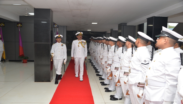 वाइस एडमिरल दिनेश के त्रिपाठी, एवीएसएम, एनएम भारतीय नौसेना अकादमी, एझिमाला के कमांडेंट का पदभार ग्रहण किया