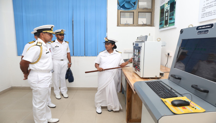 ब्रिड्जस ऑफ़ फ्रेंडशिप - वाइस एडमिरल पियाल डी सिल्वा, कमांडर श्रीलंका नौसेना का भारतीय नौसेना अकादमी, एज्हिमाला का दौरा