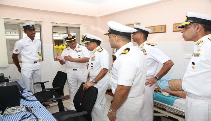 फ्लैग ऑफिसर कमांडिंग-इन-चीफ, दक्षिणी नौसेना कमान का भारतीय नौसेना अकादमी, एझिमाला का दौरा