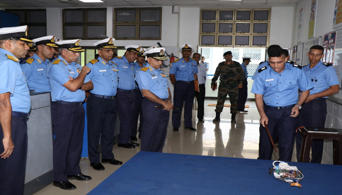 फ्लैग ऑफिसर कमांडिंग-इन-चीफ, दक्षिणी नौसेना कमान का भारतीय नौसेना अकादमी, एझिमाला का दौरा