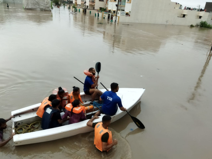 भारतीय नौसेना द्वारा गुजरात में बाढ़ राहत अभियान