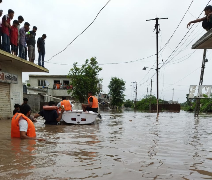 भारतीय नौसेना द्वारा गुजरात में बाढ़ राहत अभियान
