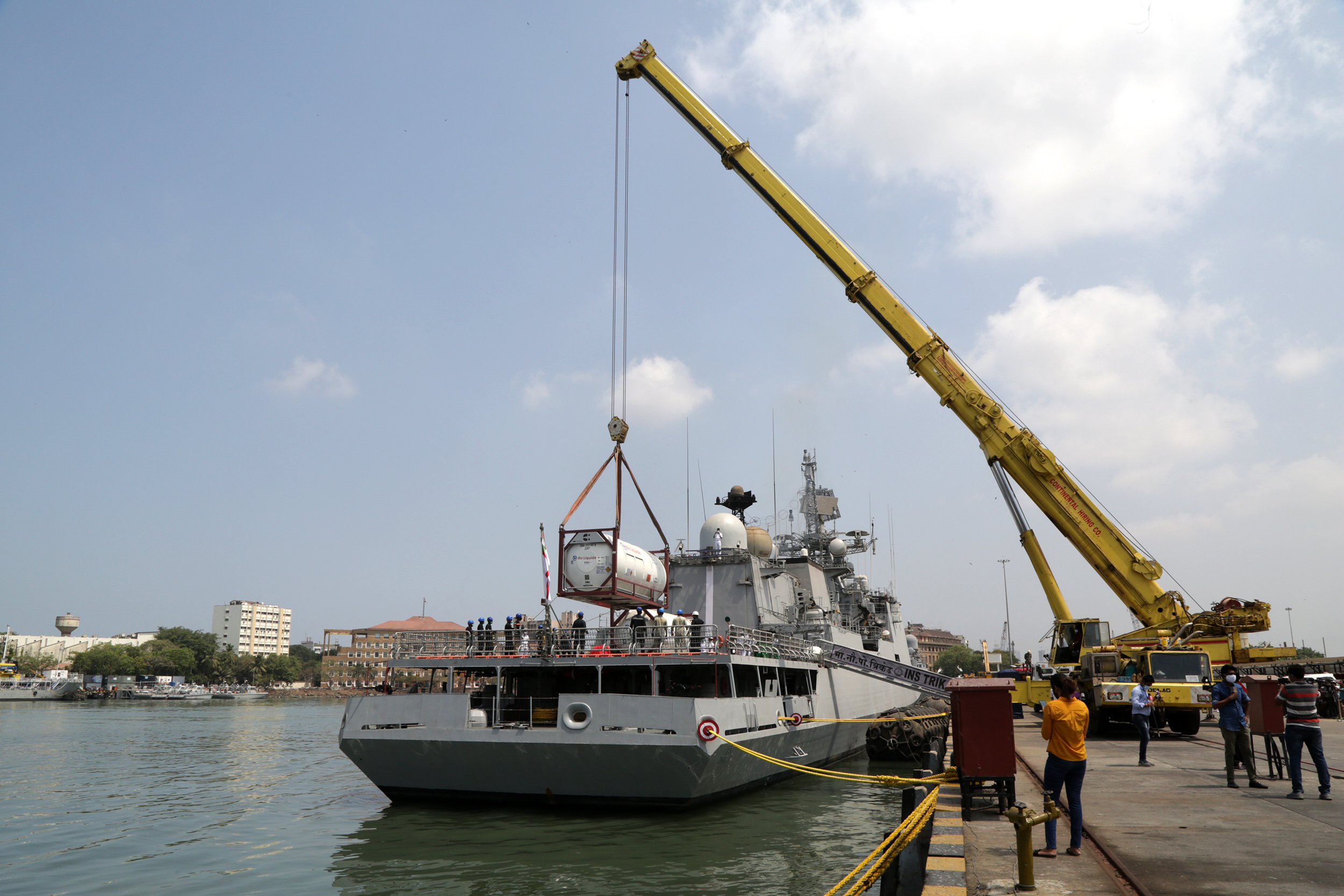 भारतीय नौसेना पोत त्रिकंद ऑपरेशन समुद्र सेतु II के तहत मुंबई पहुंचा