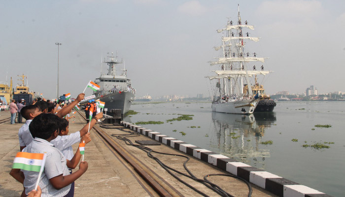 दुनिया भर की समुद्री यात्रा करने के बाद भा नौ पो तरंगिनी की वापसी