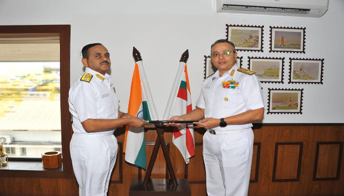 रियर एडमिरल वी श्रीनिवास ने महाराष्ट्र नौसेना क्षेत्र के  फ्लैग ऑफिसर कमांडिंग का कार्यभार संभाला