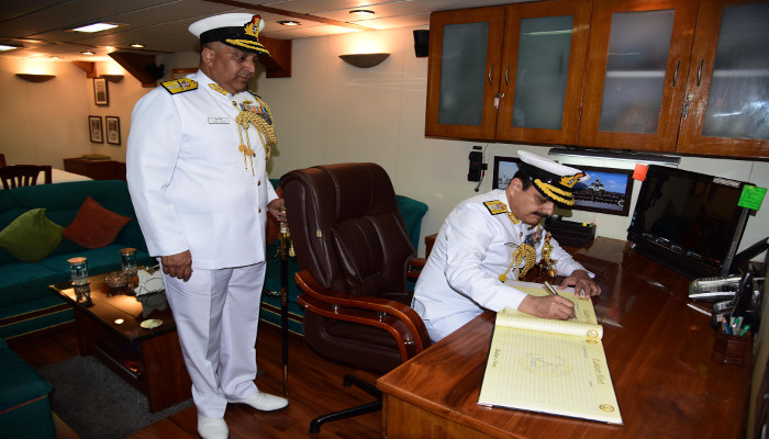 रियर एडमिरल संजय वात्सायन ने पूर्वी बेड़ा कमांडर के रूप में पदभार संभाला