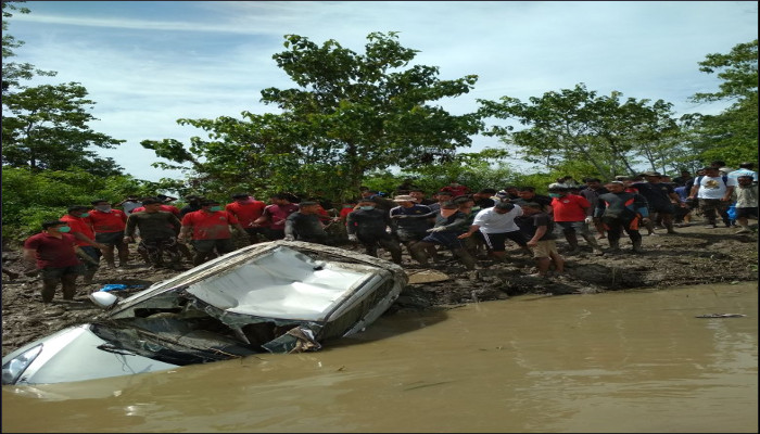 नौसेना की गोताखोरी टीम ने असम में दिखोव नदी में डूबे हुए वाहन का पता लगाया