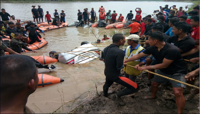 नौसेना की गोताखोरी टीम ने असम में दिखोव नदी में डूबे हुए वाहन का पता लगाया